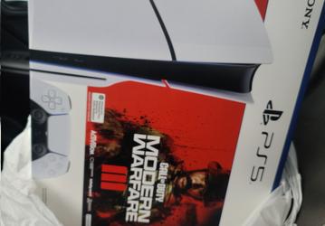 В Сети появились первые живые фото PlayStation 5 Slim. В том числе в сравнении с оригинальной версией консоли