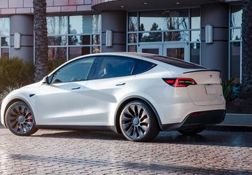 Пожалел о покупке Tesla. Владельцу машины выставили счёт на 21 200 долларов за езду в дождь — в аккумулятор попала вода