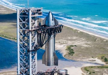На шаг ближе к Марсу: SpaceX нацелилась на второй испытательный полёт Starship. Подготовка в разгаре. Впечатляющие фото установленного на стартовой площадке 122-метрового корабля