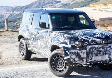 Это огромный Land Rover Defender SVX 2024. Появились живые фото новинки