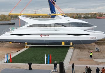 Самый большой катамаран-электроход в России спущен на воду