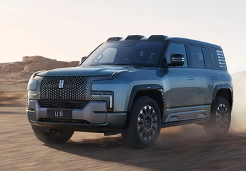 Как гигантские суперавтовозы доставляют BYD Yangwang U8 в салоны. Опубликовано видео