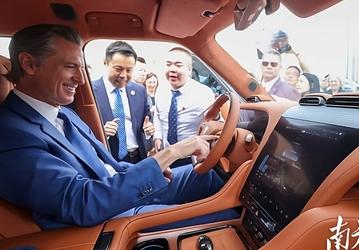 Серийную версию YangWang U8 испытали в деле: автомобиль легко делает танковый разворот даже на асфальте