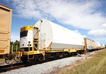 Ускорители ракеты SLS для миссии Artemis 2 доставлены на поезде в Kennedy Space Center