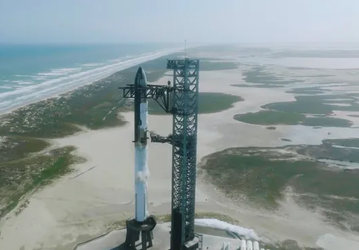 Ко второму испытательному полёту готова: SpaceX заправила огромную 122-метровую ракету Starship. Впечатляющие фото покрытого инеем корабля