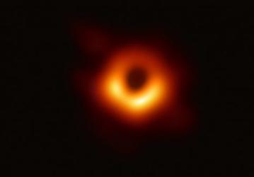 Новое исследование подтверждает вращение чёрной дыры M87
