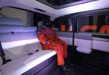 Роскошный интерьер автомобилей Canoo для астронавтов программы Artemis: эстетика и комфорт