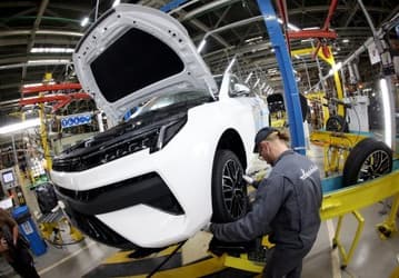 На «Москвиче» запустили сварку кузовов. Этим занимаются роботы
