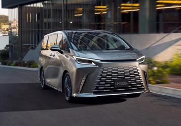 Lexus начала принимать заказы на роскошный минивэн LM: 371 л.с., 48-дюймовый экран в салоне и всего 4 кресла за 133 тысячи долларов
