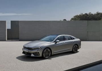 Kia обновила свою альтернативу Toyota Camry. Бизнес-седан Kia K5 2024 стал современнее. Цена — всего 20,5 тыс. долларов