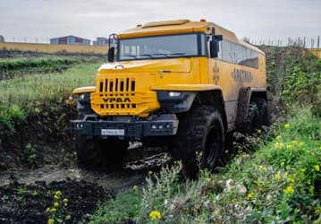 Крутой арктический автобус «Урал» испытали бездорожьем. Ему не помеха даже трёхметровая траншея с водой
