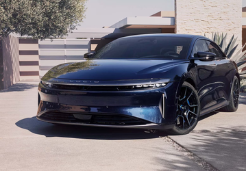 Серийный семейный седан динамичнее Bugatti Chiron и Tesla Model S Plaid — легендарный Стиг проехал четверть мили менее чем за 9 с на Lucid Air Sapphire