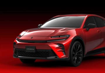 Крупнее, мощнее и намного современнее RAV4, но и дороже. В Японии стартовали продажи новейшего кроссовера Toyota Crown Sport