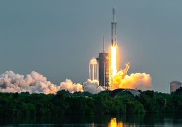 Эпохальный запуск: Falcon Heavy отправила зонд Psyche к тайнам металлического астероида