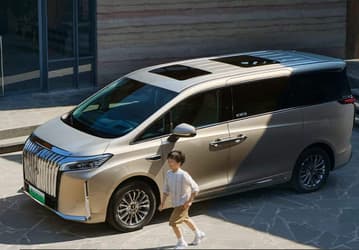 «Убийца Toyota Alphard» с пожизненной гарантией, огромным холодильником и максимальным комфортом. Минивэн Great Wall Motor Wey Gaoshan поступит в продажу 18 октября в Китае
