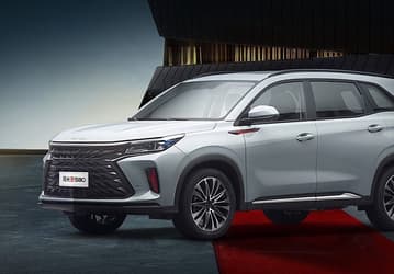 7-местный аналог Mitsubishi Outlander с 6-ступенчатым «автоматом» и решёткой в духе Lexus. В России изменилась стоимость семейного кроссовера Dongfeng Fengon 580