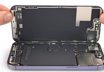 Дешёвый аккумулятор iPhone 15 будет «умирать» так же быстро, как и АКБ iPhone 14. Он рассчитан всего на 600 циклов зарядки, о чём сообщил инсайдер