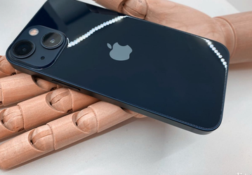Таких смартфонов Apple больше не выпускают. Последний компактный флагман iPhone подешевел в России до 52 490 рублей