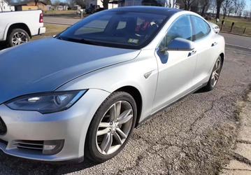 11-летняя Tesla за $7800 с пробегом почти полмиллиона километров сохранила огромный запас хода, динамику и рабочую подвеску