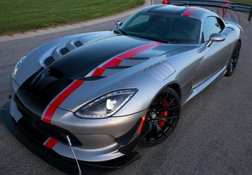 Мертвый, но живой. В 2023 году Dodge продал два спорткара Dodge Viper – машины, которую сняли с производства в 2017 году