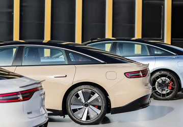 Люксовый седан от Chery и Huawei, способный бросить вызов BMW 5-серии и Mercedes-Benz E-класса. Начались поставки Luxeed S7 в Китае