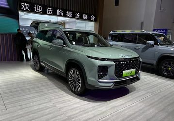 Большой и мощный Chery с запасом хода 1100 км показали внутри и снаружи