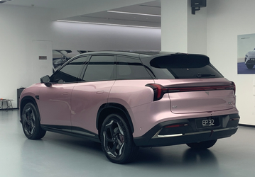 Первый автомобиль на платформе Shanhai с новейшей батареей CATL, огромным экраном, холодильником и столиком сзади. Представлен кроссовер Nezha L