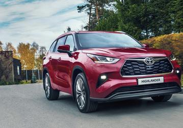 Один из самых надёжных кроссоверов Toyota резко подорожал в России. Самые дешёвые Toyota Highlander в российской рознице из Китая, самые дорогие — из США
