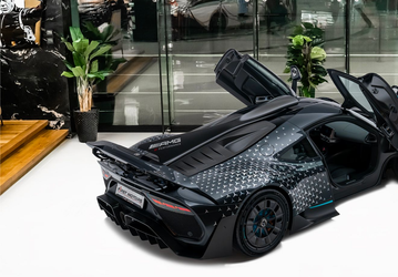 До 300 км/ч за 15,6 с и уникальная система из пяти моторов. Mercedes-AMG One впервые перепродают публично — машина не имеет пробега