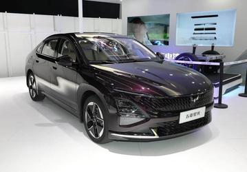 Китайцы распробовали дешевый седан Wuling за 12,4 тыс. долларов с запасом хода 1100 км. За месяц куплено более 18 тыс. Wuling Starlight