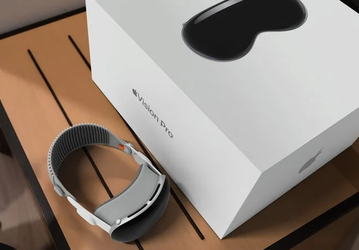 Вот так выглядит огромная коробка Apple Vision Pro