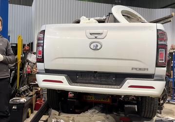Передняя часть машины приехала из Австралии, а бэушную подвеску купить проще, чем новую. «Клубный сервис» о трудностях восстановления Great Wall Poer