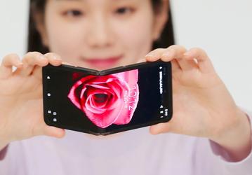 Samsung представила складной двусторонний экран In&Out Flip