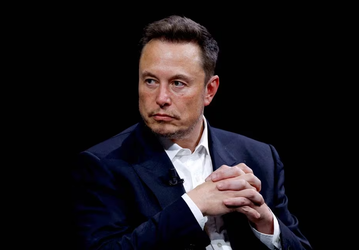Илон Маск переживает, что его могут сместить, чтобы захватить власть в Tesla, поэтому миллиардер хочет вдвое больше акций компании
