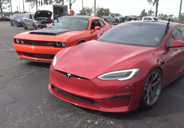 Мощнейший 1025-сильный Dodge Challenger SRT Demon 170 сразился с Tesla Model S Plaid