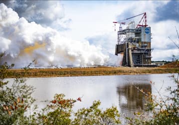 NASA продвигается к лунным миссиям Artemis: завершено шестое испытание двигателей RS-25 для ракеты SLS