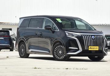 Очередной аналог Toyota Alphard. Роскошный минивэн Denza D9 едет в Россию, дилер обещает цену как в Китае