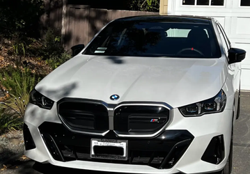 Так выглядит самая мощная «пятерка» BMW нового поколения. Живые фото серийной BMW i5 M60, разгоняющейся до 100 км/ч за 3,8 с