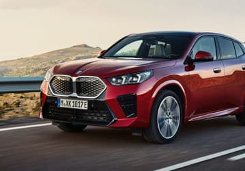 BMW рассказала о ближайших новинках. Весной выходит полноприводный BMW i5 xDrive40 мощностью 394 л.с. и гибридный 476-сильный BMW XM 50e