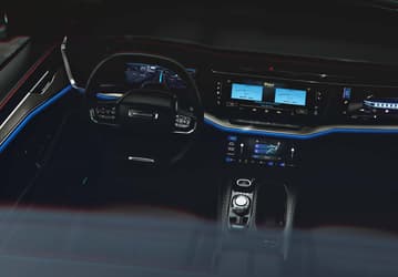 Новейший 600-сильный Jeep Wagoneer S обогнал «китайцев» по количеству экранов: у него на передней панели целых четыре дисплея