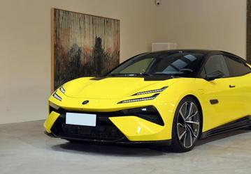 В России начали принимать заказы на суперседан Lotus Emeya от Geely. Предлагается топовая версия мощностью 918 л.с.