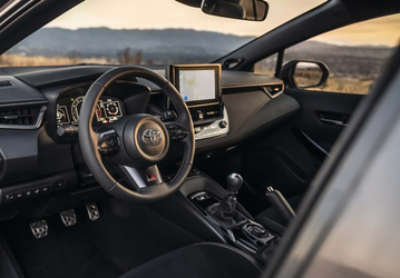 Corolla и тут лидирует. Toyota назвала самые продаваемые модели с МКПП