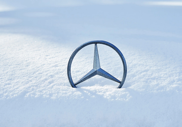На территории бывшего российского завода Mercedes-Benz обнаружили сотни новых китайских машин — что это за модели?