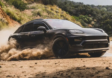 Это новейший Porsche Macan. Автомобиль жёстко тестируют на бездорожье до анонса