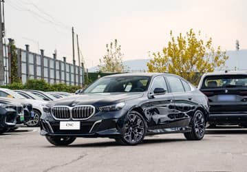 Новейшая «пятёрка» BMW с 31-дюймовым 8K-экраном предлагается в 10 моделях. Продажи начнутся 25 января в Китае
