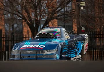 Это самый мощный Ford Mustang. Ford показал Mustang Dark Horse с мотором мощностью 10 тыс. лошадиных сил