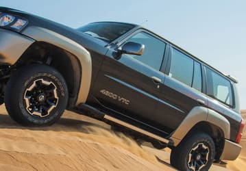 В Россию привезли неубиваемый внедорожник Nissan. У Nissan Patrol Super Safari 280 л.с., 5-ступенчатый «автомат» и честный полный привод