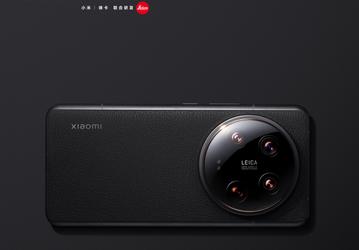 Это самый передовой флагман Xiaomi. Xiaomi 14 Ultra в черном цвете позирует на официальных изображениях