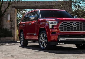 Больше и мощнее Land Cruiser 300, а теперь ещё и доступнее. Надёжный внедорожник Toyota Sequoia подешевел в России