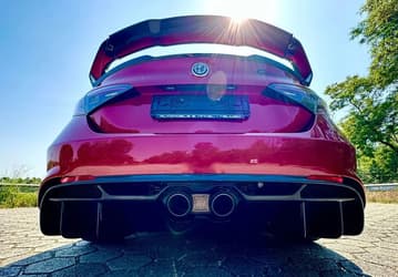 Спорткар для ценителей: в России на продажу выставили экстремальную Alfa Romeo Giulia GTAm — у нее 540 л.с., задний привод и титановая выхлопная система
